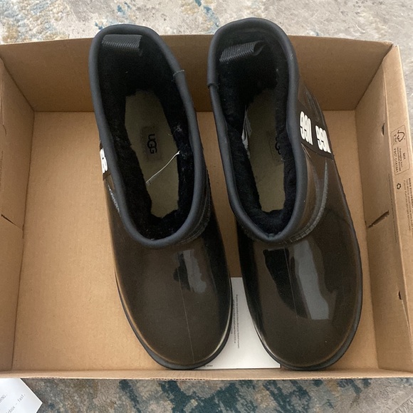 Kids Uggs - Picture 2 of 5